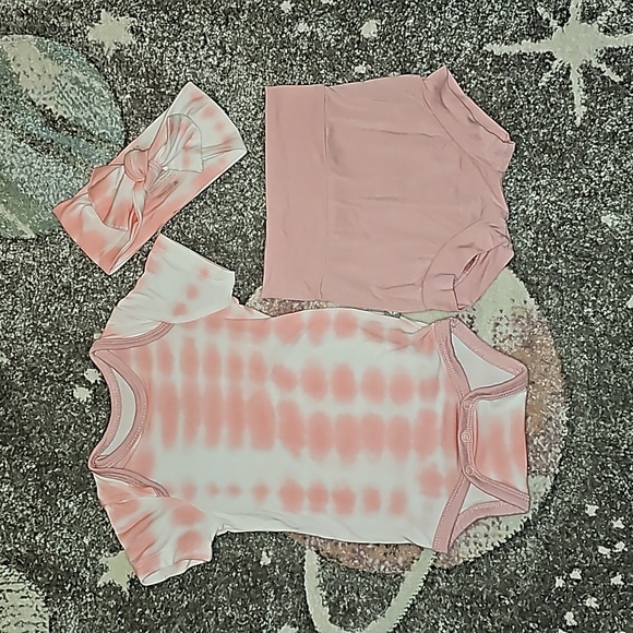 Kyte Baby 0-3 Month Crepe Riptide Bodysuit, Bow, and Crepe Bummies Bundle - Picture 1 of 2